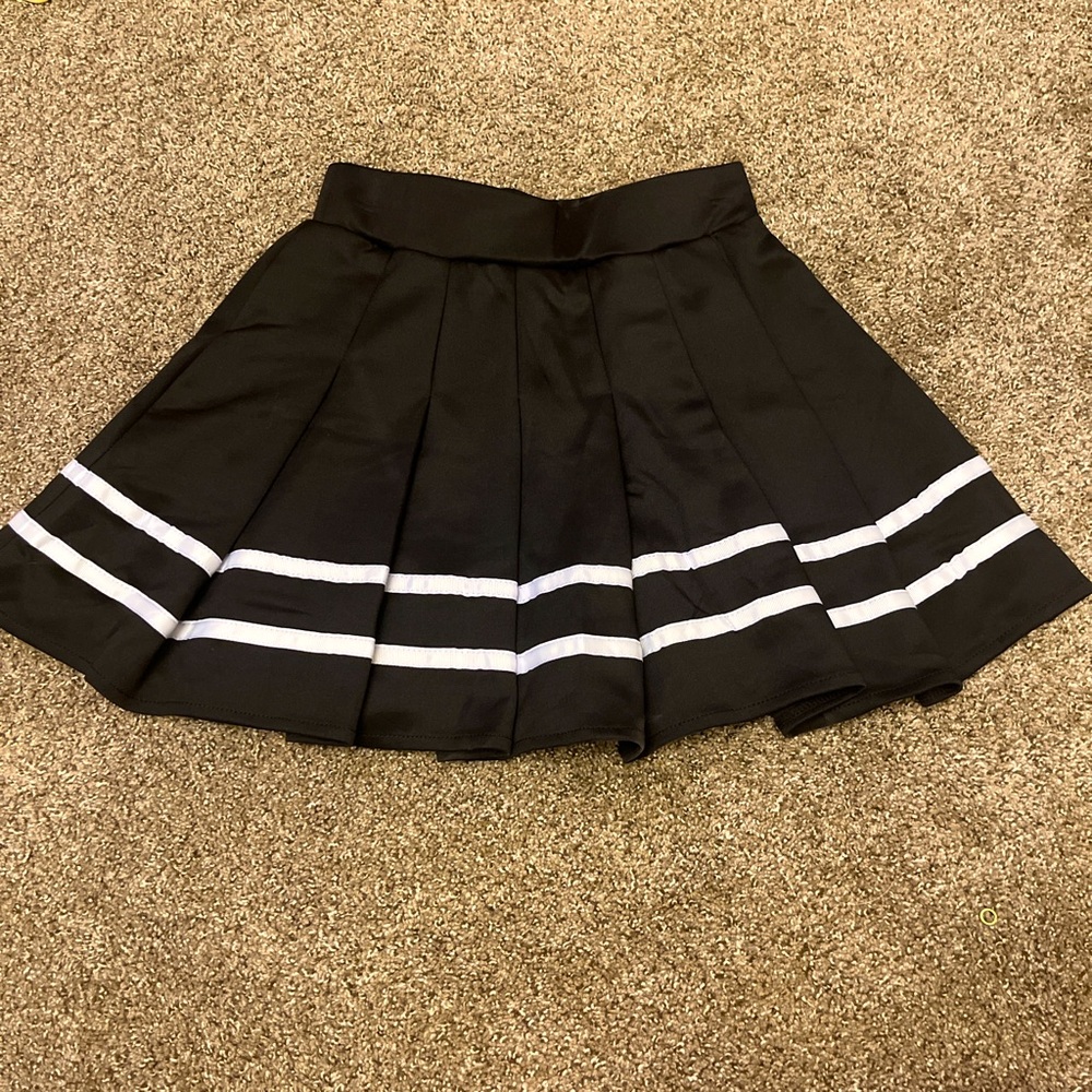 Black pleated skirt with white stripes